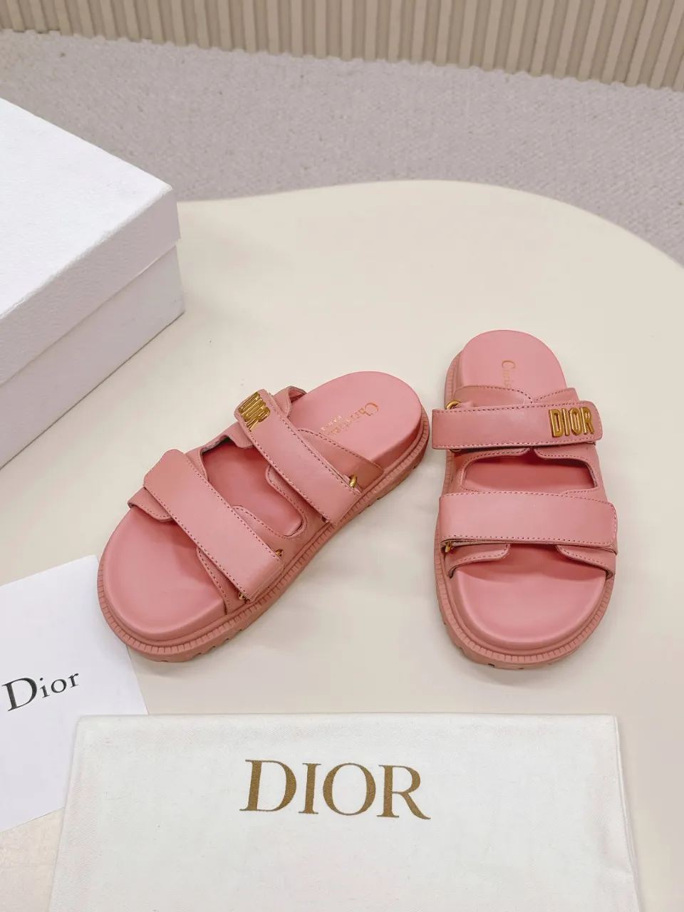 👟👟Ex-factory price 460👟👟 DIOR classic sandals This mixed sheepskin DiorAct sandal is fashionable. Paired with an insole that fits the shape of your foot, it's made of exceptionally lightweight and comfortable leather. The upper straps are fastened with Velcro and are decorated with a gold-finish metal "Dior" logo, which complements the style design. These sandals add a modern edge to any look.  🌟Fabric: Imported mixed sheepskin 🌟Lining: Imported sheepskin 🌟Outsole: TPU original outsole 🌟Code number: 35-42 (41 42 customized, non-returnable)